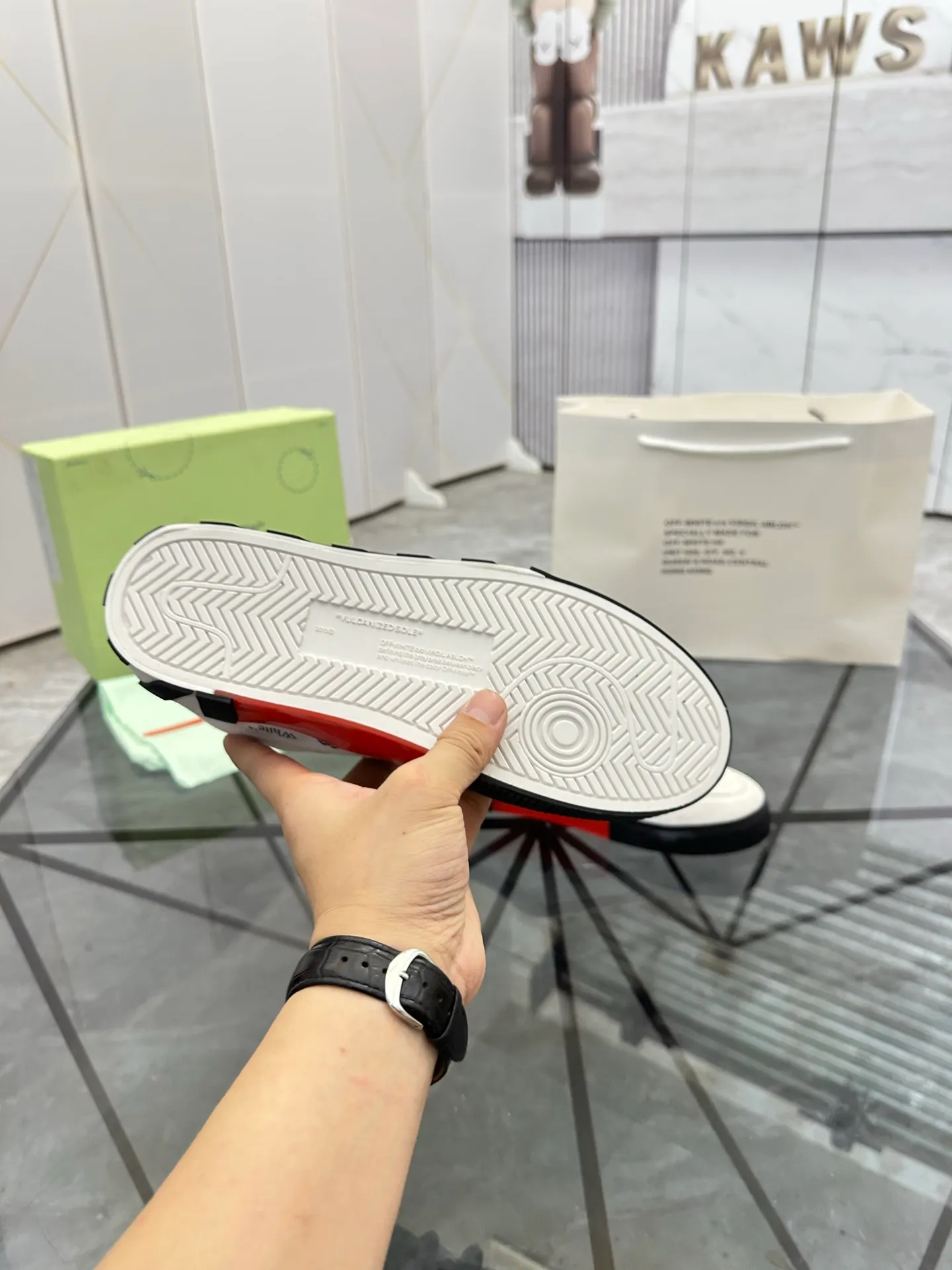 Selling men's shoes 💰: 💰P440¥ Product trademark: OFF WHITE * "OFF WHITE*" low-top casual shoes Regular size: 35-45 (can be customized to 46) Couple style Product materials: imported nubuck leather upper spliced ​​with original fabric, breathable lining, original outsole. No.: H203